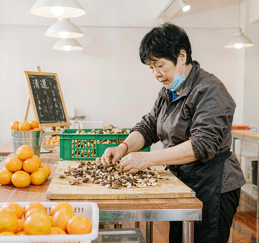 共富工坊运营者在分拣中心